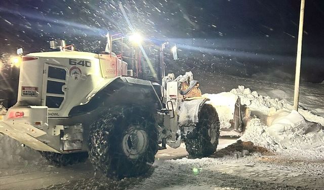 Hakkari'de kar ve tipide mahsur kalanlar ekiplerce kurtarıldı