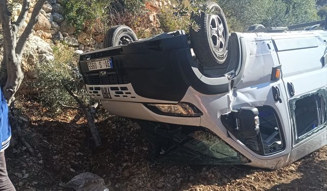 Hatay'da ağaçlık alana devrilen öğrenci servisindeki 5 kişi yaralandı