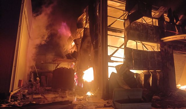 Hatay'da sünger deposunda çıkan yangın söndürüldü