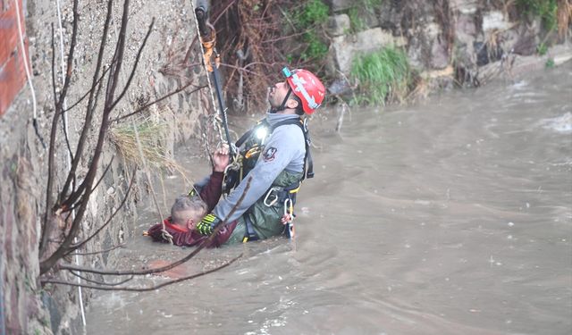 İzmir'de sağanak etkili oluyor