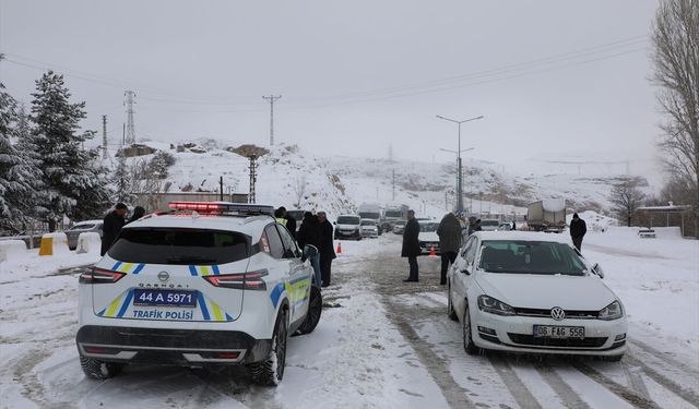 Kar nedeniyle kapanan Malatya-Kayseri kara yolu yeniden ulaşıma açıldı