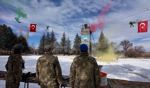 Kara Kuvvetleri Komutanı Orgeneral Tokel, 1'inci Komando Tugay Komutanlığında denetleme yaptı