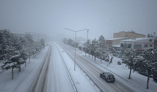 Karadeniz'deki 4 ilde kar nedeniyle 800 köy yolu ulaşıma kapandı