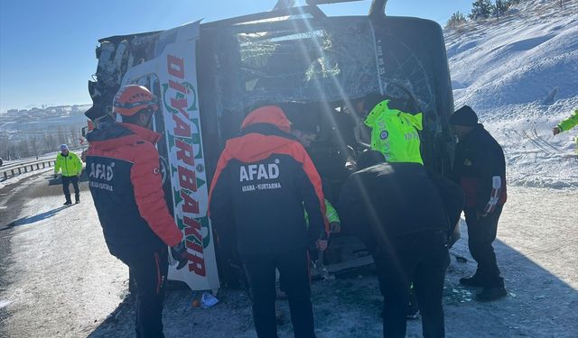 Kars'ta devrilen yolcu otobüsündeki 17 kişi yaralandı