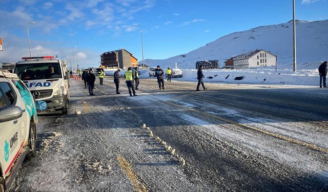 Kayseri'de taksi ile minibüsün çarpıştığı kazada 16 kişi yaralandı