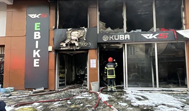 Kocaeli'de bisiklet ve elektrikli araç satışı yapan iş yerinde yangın hasara neden oldu