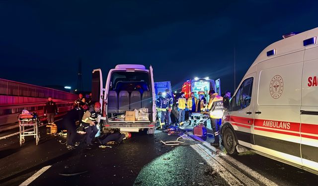 Kocaeli'de kamyon ile servis minibüsünün çarpıştığı kazada 7 kişi yaralandı