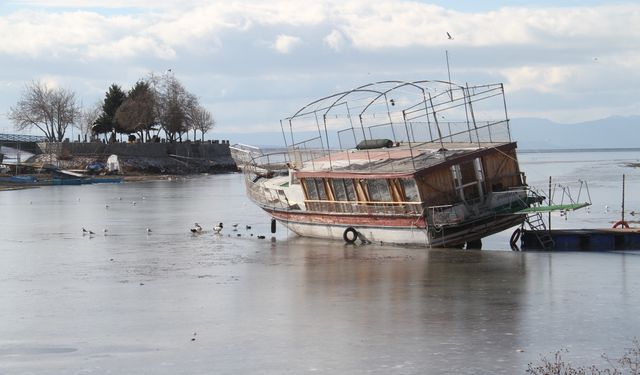 Konya'da Beyşehir Gölü'nün yüzeyinin bir kısmı buz tuttu