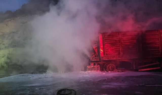 Kütahya'da seyir halindeyken yanan tır söndürüldü