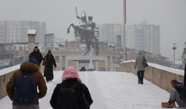Kuzey Makedonya'nın başkenti Üsküp'te kar yağışı etkili oldu