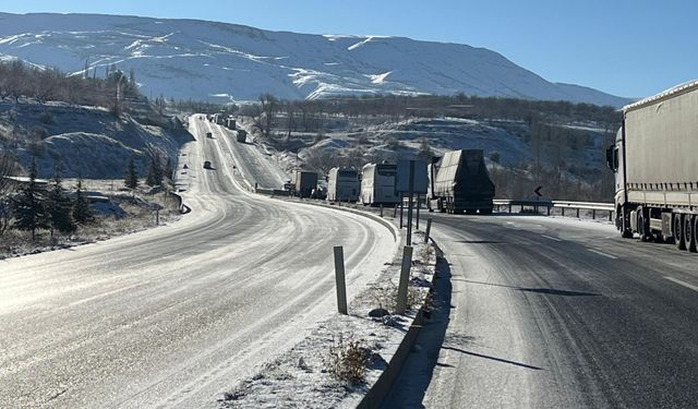 Malatya-Kayseri kara yolundaki buzlanma ulaşımı aksattı