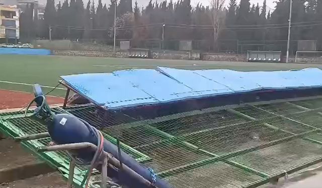 Manisa'da fırtına ve yağmur hayatı olumsuz etkiledi