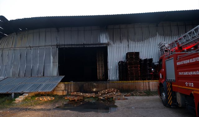 Mersin'de narenciye paketleme fabrikasında çıkan yangın söndürüldü