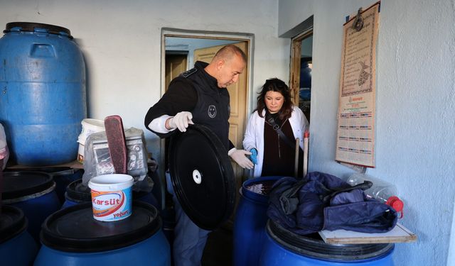 Mersin'de ruhsatsız üretim yapılan şalgam imalathanesi mühürlendi