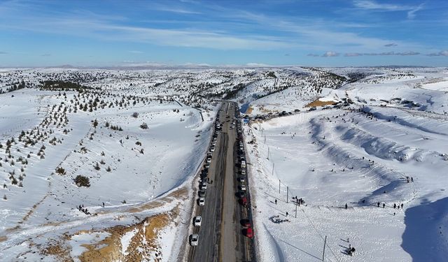 Mersin'in beyaza bürünen Sertavul Yaylası tatildeki çocukları ağırlıyor