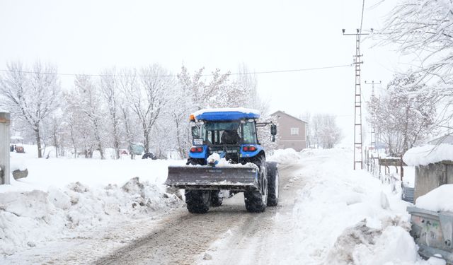 Muş'ta köy muhtarı traktörün arkasına taktığı kar küreme aparatıyla yolları temizliyor