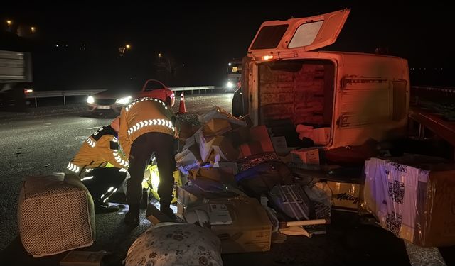 Sakarya'da otomobil ile minibüsün çarpıştığı kazada 1 kişi öldü, 3 kişi yaralandı