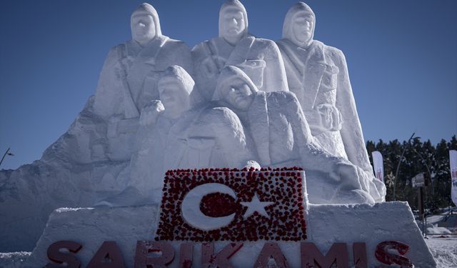 Sarıkamış şehitleri anısına yapılan kardan Türk bayrağı karanfillerle kaplandı