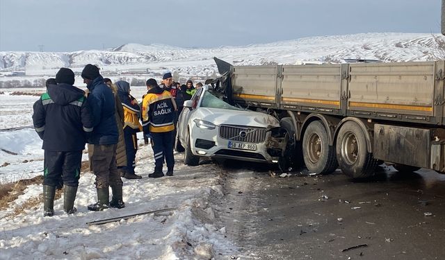 Sivas'ta üç aracın karıştığı trafik kazasında 1 kişi öldü, 2 kişi yaralandı
