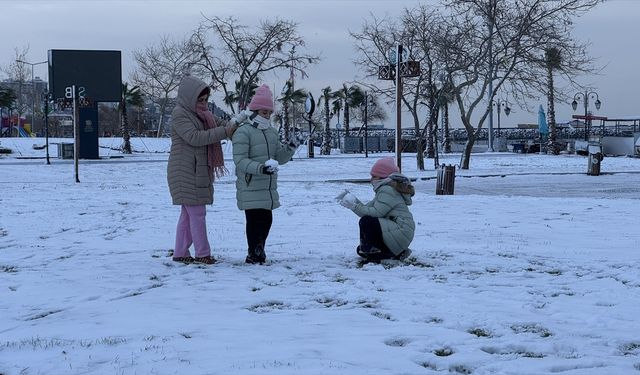 Tekirdağ beyaza büründü, vatandaşlar karın keyfini çıkardı