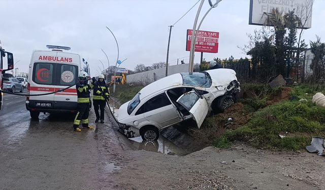 Tekirdağ'da direğe çarpan otomobildeki 3 kişi yaralandı