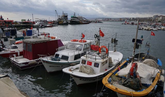 Tekirdağlı balıkçılar şiddetli lodos nedeniyle ava çıkamıyor