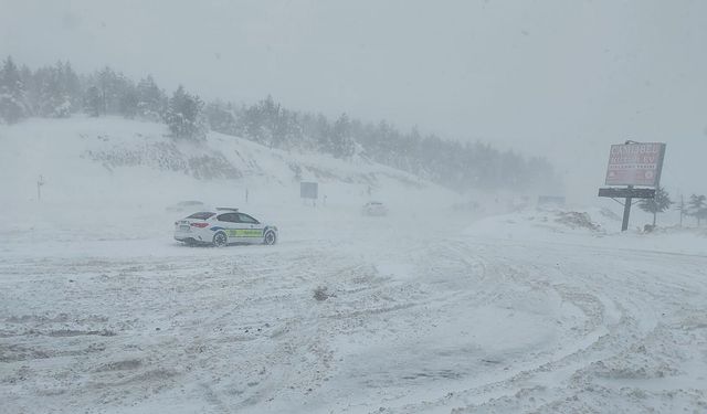 Tokat-Sivas kara yolunda kar yağışı ve tipi etkili oluyor