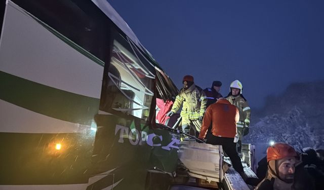 Tokat'ta yolcu otobüsünün tıra çarptığı kazada 13 kişi yaralandı
