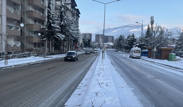 Tokat'ta yollarda kar küreme ve tuzlama çalışması sürüyor