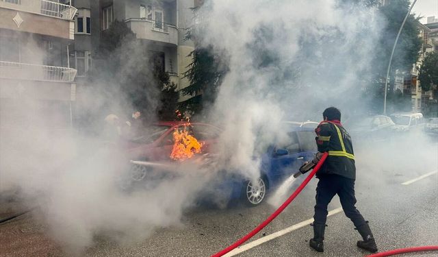 Uşak'ta seyir halindeki otomobilde çıkan yangın söndürüldü