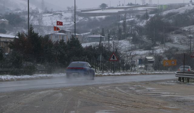 Yalova'nın yüksek kesimlerinde kar yağışı etkili oluyor