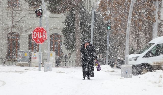 Yozgat'ta kar yağışı etkili oluyor