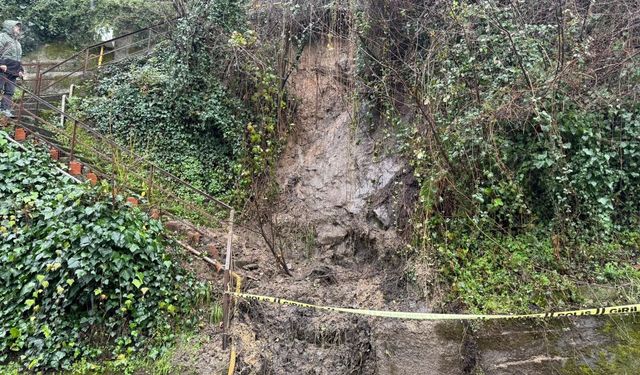 Zonguldak'ta 8 eve ulaşım sağlayan merdiven heyelan nedeniyle kullanıma kapatıldı
