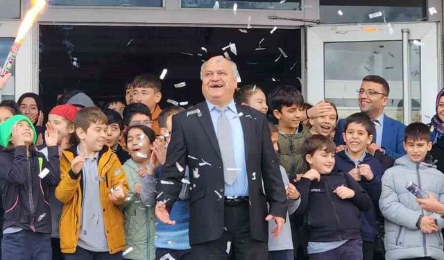 47 yıllık eğitimci alkışlarla mesleğine veda etti