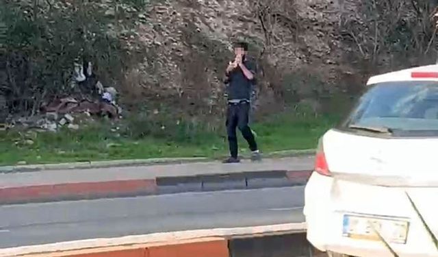 Adana'da herkesin gözü önünde poşetle uçucu madde çekti