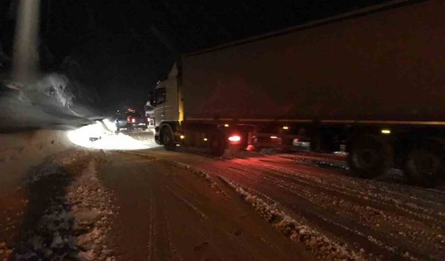 Antalya'da bin 825 rakımlı Alacabel'de kar yağışı başladı