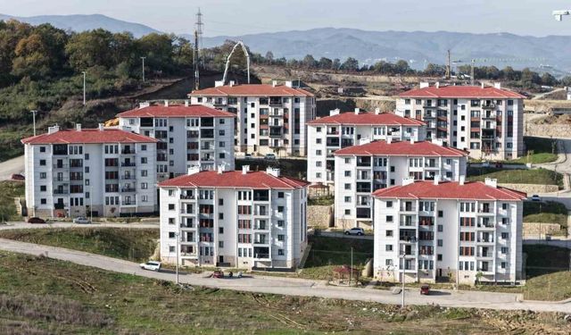 Bakan Kurum'dan Yalova sosyal konut paylaşımı: 'Türkiye'yi ev sahibi yapıyoruz'