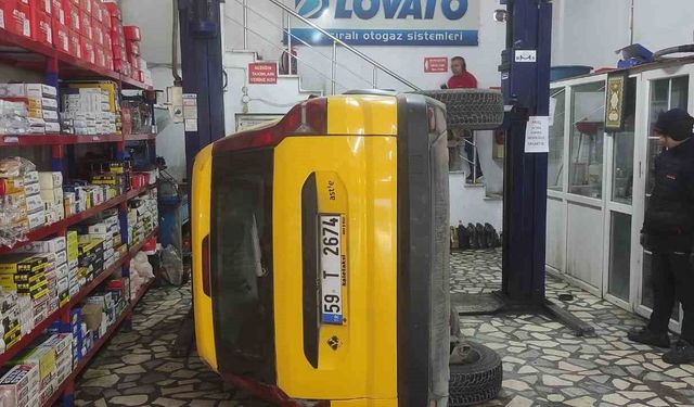 Bakım için servise bırakılan taksi liftten düştü