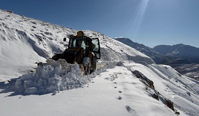 Batman kırsalında kar kalınlığı 1 metreyi aştı, yollar kapandı