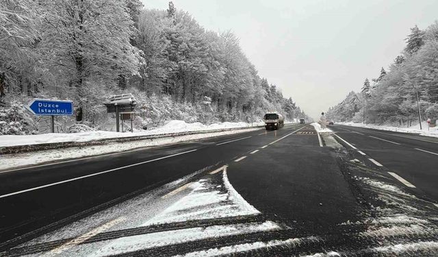 Bolu Dağı geçişinde kar yağışı etkili oluyor