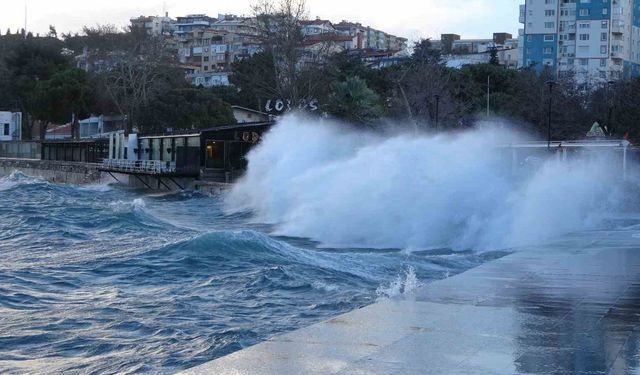 Çanakkale Boğazı fırtına nedeniyle kapatıldı, feribot seferleri durdu, dev dalgalar sahili dövdü