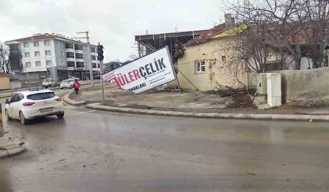 Çankaya Mahallesi'nde fırtına maddi hasara yol açtık