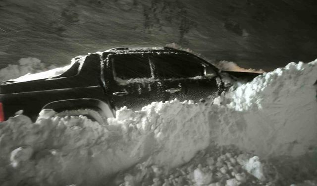 Çığ altında kalan araca 2 saatlik operasyon: Mahsur kalan vatandaşlar kurtarıldı