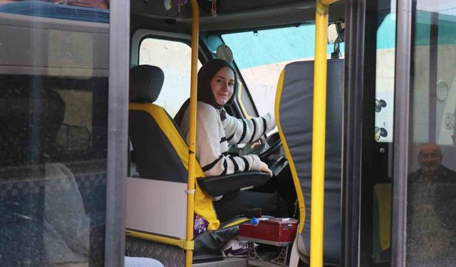 Çocuk yaşta muavinlik yaparak başladı, şimdi minibüs direksiyonunda kadınlara ilham oluyor