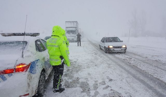 Erzincan-Kemaliye karayolu ağır tonajlı araçlara kapatıldı