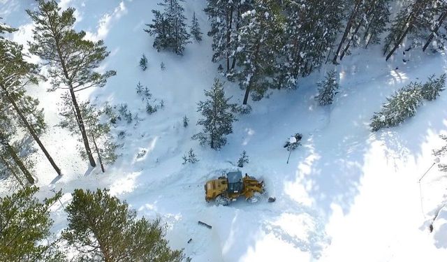 Erzincan'da kar ve tipiden kapanan 213 köy yolunda çalışmalar sürüyor