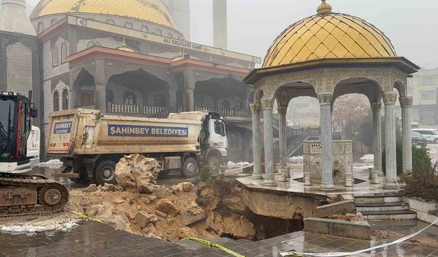 Gaziantep'te yoğun yağış sonrası cami avlusu çöktü