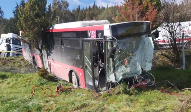 İzmir'de belediye otobüsü ile panelvan çarpıştı: 1 ölü, 8 yaralı