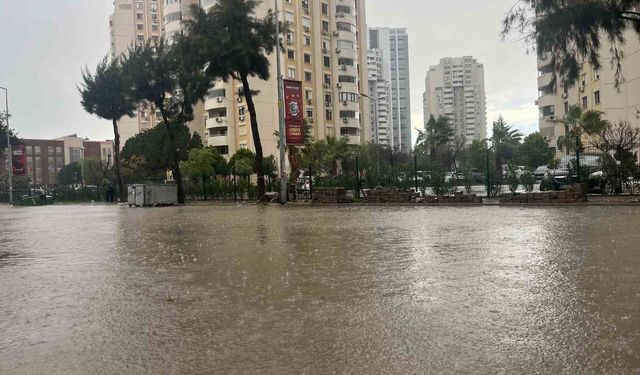 İzmir'de sağanak ve fırtına hayatı felç etti, yollar göle döndü