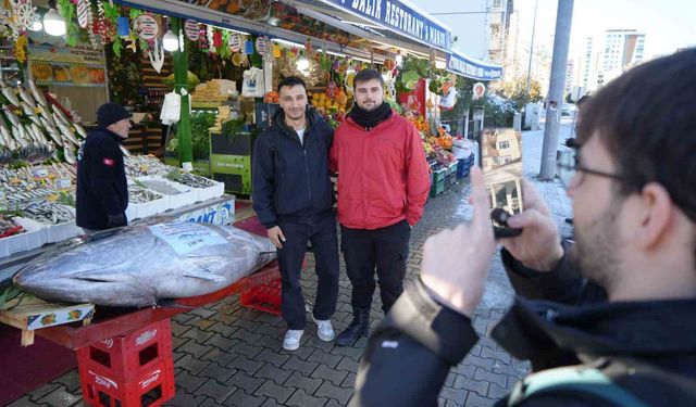 Karadeniz'de avlanan 353 kiloluk dev orkinos ilgi odağı oldu